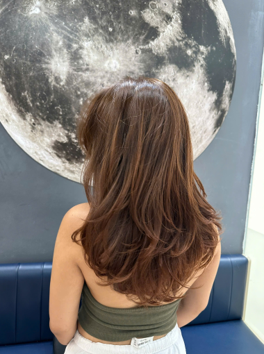 Cắt layer, uốn sóng lơi tự nhiên, không kém phần sang trọng.